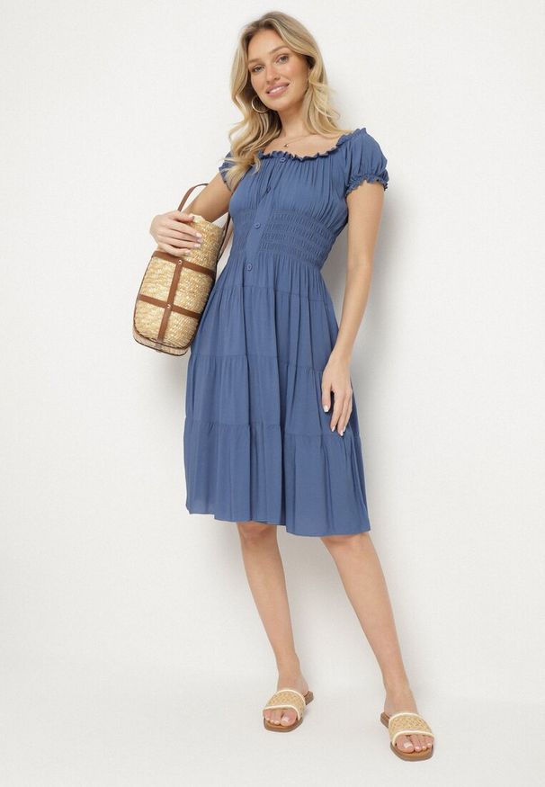 Born2be - Granatowa Bawełniana Rozkloszowana Sukienka z Guzikami i Bufiastymi Rękawami Annivi. Okazja: na co dzień. Kolor: niebieski. Materiał: bawełna. Styl: elegancki, casual, klasyczny