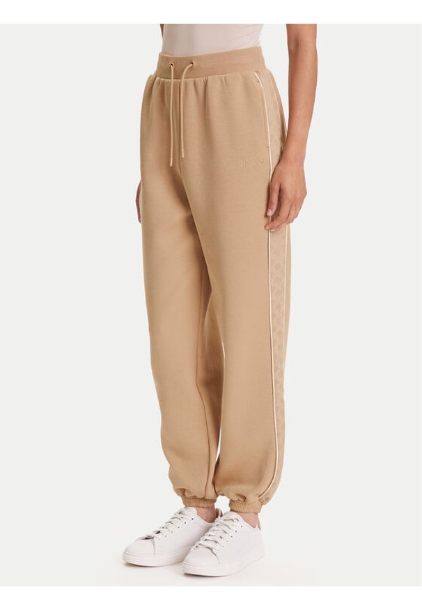 Guess Spodnie dresowe V5YB02 KB3P2 Beżowy Regular Fit. Kolor: beżowy. Materiał: syntetyk