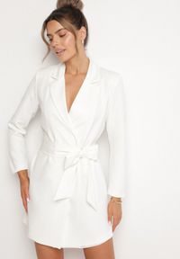 Born2be - Biała Sukienka w Stylu Marynarki z Paskiem i Usztywnionymi Ramionami Etinella. Okazja: na co dzień. Kolor: biały. Materiał: jeans, tkanina. Styl: casual, klasyczny #7