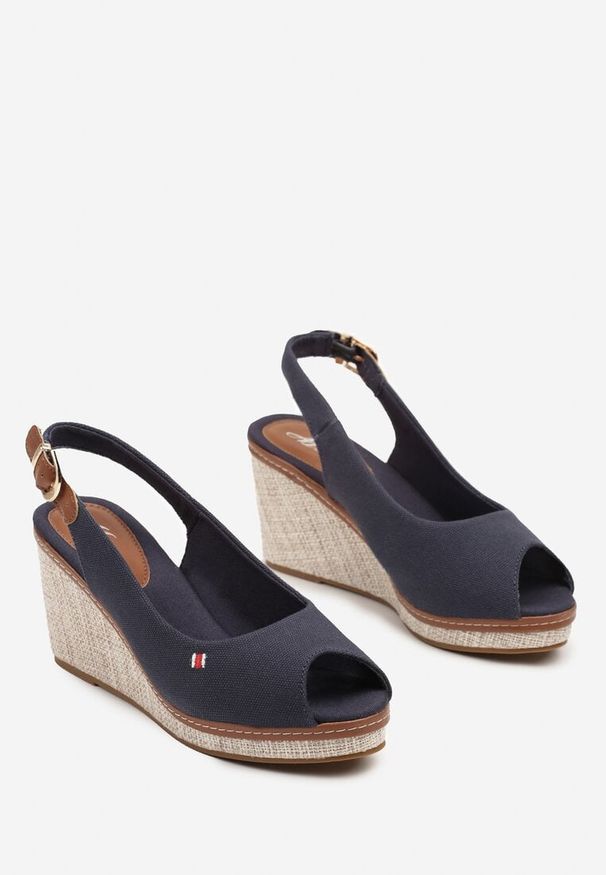 Born2be - Granatowe Sandały na Koturnie z Plecionką Ozdobione Naszywką Faneoriel. Okazja: na co dzień. Zapięcie: sprzączka. Kolor: niebieski. Materiał: jeans. Wzór: aplikacja. Obcas: na koturnie. Styl: elegancki, casual