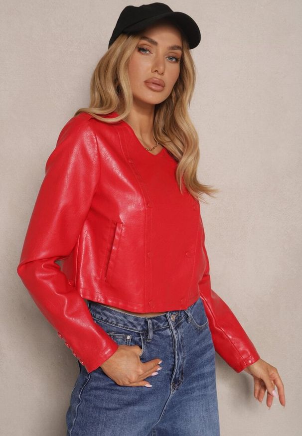 Renee - Czerwona Kurtka w Stylu Ramoneski z Guzikami Sesiloria. Okazja: na co dzień. Kolor: czerwony. Materiał: jeans. Długość: krótkie. Styl: casual, elegancki, wizytowy