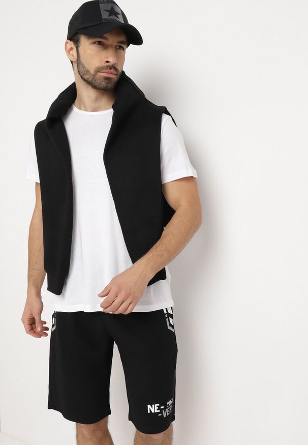 Born2be - Czarne Szorty Sportowe z Ozdobnymi Wstawkami i Gumką w Pasie Strila. Kolor: czarny. Styl: sportowy