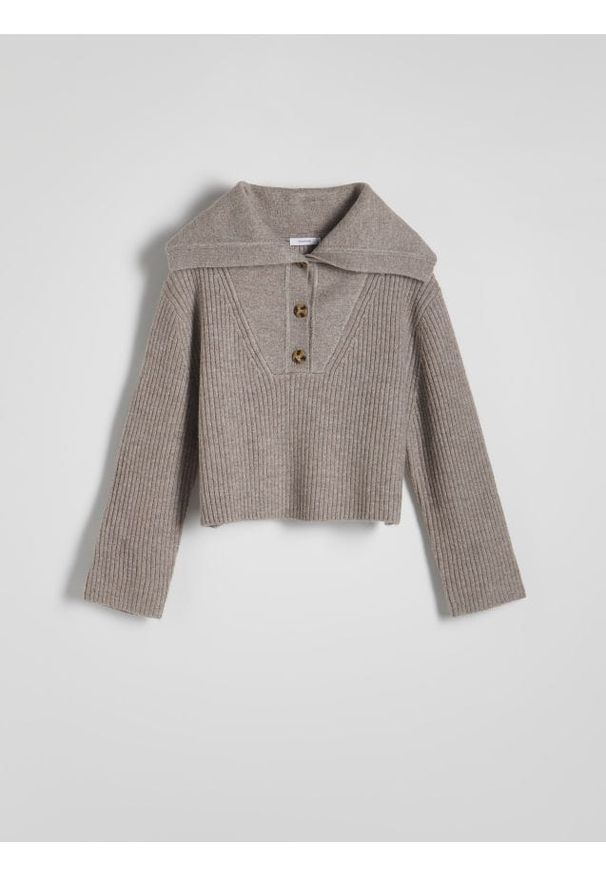 Reserved - Sweter z wykładanym kołnierzem - brązowy. Kolor: brązowy. Materiał: dzianina, prążkowany. Długość: krótkie
