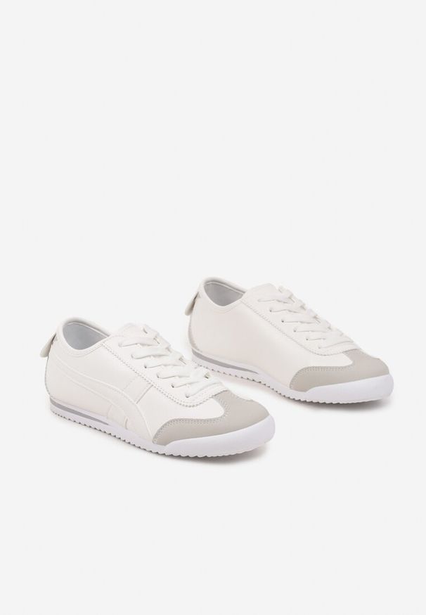 Renee - Białe Sneakersy Typu Kultowe Tenisówki Deliriel. Nosek buta: okrągły. Zapięcie: sznurówki. Kolor: biały. Materiał: jeans. Wzór: aplikacja. Obcas: na obcasie. Wysokość obcasa: niski