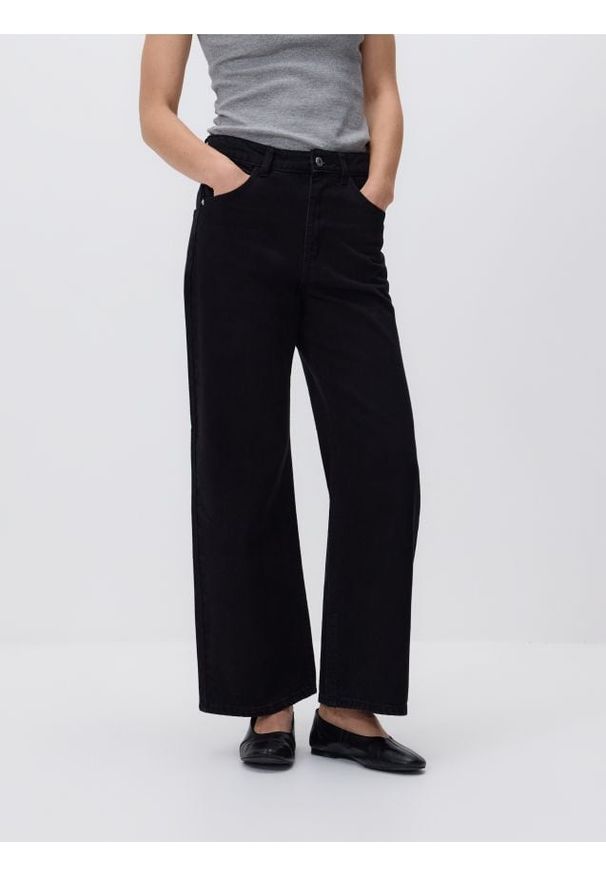 Reserved - Jeansy wide leg z krótszą nogawką - czarny. Kolor: czarny. Długość: krótkie