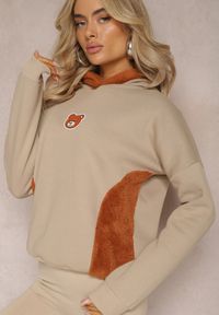 Renee - Beżowa Bluza z Bawełny z Ozdobną Naszywką z Misiem i Polarowym Kapturem Hecatia. Typ kołnierza: kaptur. Kolor: beżowy. Materiał: bawełna, polar. Wzór: aplikacja