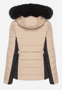 Born2be - Ciemnobeżowa Pikowana Kurtka o Taliowanym Kroju z Kapturem i Futerkiem Saginia. Okazja: na co dzień. Typ kołnierza: kaptur. Kolor: beżowy. Materiał: futro. Długość rękawa: długi rękaw. Długość: długie. Styl: casual, elegancki #7