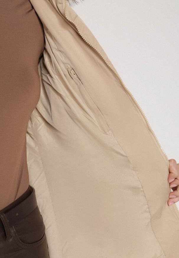 Born2be - Beżowa Długa Kurtka Pikowana z Kapturem z Futerkiem i Paskiem w Talii Avesiia. Okazja: do pracy, na spotkanie biznesowe. Typ kołnierza: kaptur. Kolor: beżowy. Materiał: futro. Długość: długie. Styl: biznesowy