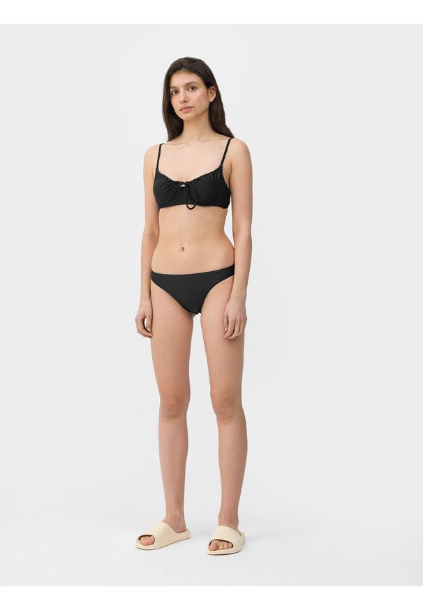 4f - Dół od bikini z materiałów z recyklingu damski. Kolor: czarny. Materiał: materiał