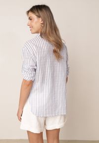 Born2be - Jasnoniebieska Bawełniana Koszula w Paski z Regulacją przy Rękawach Cecalin. Okazja: na co dzień. Kolor: niebieski. Materiał: bawełna. Wzór: paski. Styl: elegancki, casual #4