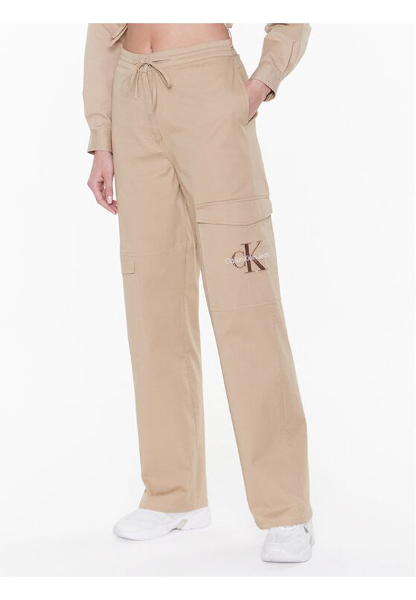 Spodnie materiałowe Calvin Klein Jeans. Kolor: beżowy. Materiał: materiał, bawełna