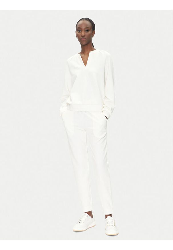 EA7 Emporio Armani Dres 7W000125 AF12501 U0005 Biały Regular Fit. Kolor: biały. Materiał: syntetyk