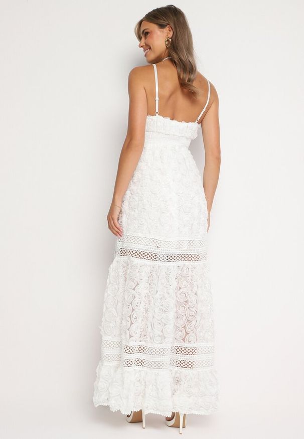 Born2be - Biała Koktajlowa Kwiatowa Sukienka na Ramiączkach z Regulacją i Gumką w Talii Navinae. Okazja: na imprezę, na co dzień. Kolor: biały. Długość rękawa: na ramiączkach. Wzór: kwiaty. Sezon: lato. Styl: wizytowy