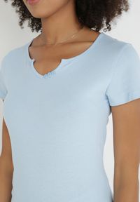 Born2be - Jasnoniebieski T-shirt Thonilacia. Kolor: niebieski. Materiał: bawełna, dzianina. Długość rękawa: krótki rękaw. Długość: krótkie. Wzór: aplikacja #6