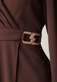 Born2be - Brązowa Kopertowa Sukienka Wieczorowa z Metaliczną Aplikacją w Talii Henalana. Okazja: na imprezę. Typ kołnierza: dekolt w serek. Kolor: brązowy. Wzór: aplikacja. Typ sukienki: kopertowe. Styl: wizytowy #7