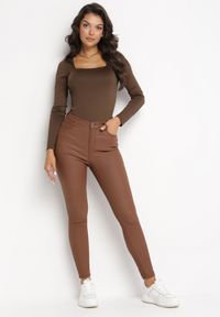 Born2be - Brązowe Modelujące Spodnie Skinny z Kieszeniami Envoi. Kolor: brązowy