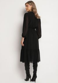 Born2be - Czarna Sukienka z Gumką w Talii Ozdobiona Aplikacjami przy Dekolcie Lilirae. Kolor: czarny. Wzór: aplikacja. Sezon: wiosna, lato. Styl: elegancki #8