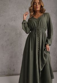 Renee - Zielona Sukienka z Lnem i Wiskozą o Rozkloszowanym Kroju z Ozdobnymi Guzikami Maitena. Okazja: na co dzień. Typ kołnierza: dekolt w kształcie V. Kolor: zielony. Materiał: wiskoza, len. Długość rękawa: długi rękaw. Typ sukienki: rozkloszowane. Styl: casual, elegancki #4