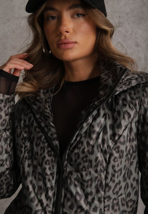 Renee - Zielona Panterkowa Kurtka z Odpinanym Kapturem Anastaera. Okazja: na co dzień. Kolor: zielony. Materiał: poliester, jeans. Wzór: motyw zwierzęcy, nadruk. Styl: casual