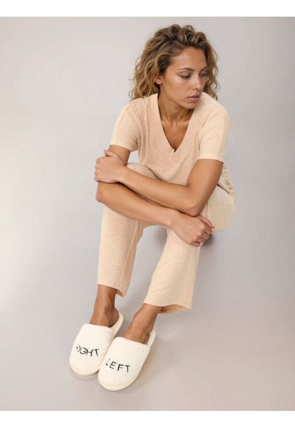 Sinsay - Kapcie ze sztucznym futerkiem i haftowanym napisem - kremowy. Kolor: kremowy. Materiał: futro. Wzór: napisy, haft