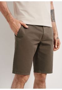 Ochnik - Bawełniane szorty w kolorze khaki męskie. Kolor: zielony. Materiał: bawełna