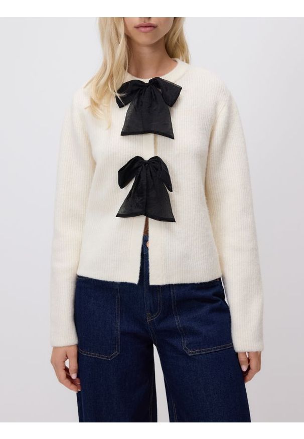 Reserved - Kardigan z kokardkami - kremowy. Typ kołnierza: kokarda. Kolor: kremowy. Materiał: dzianina