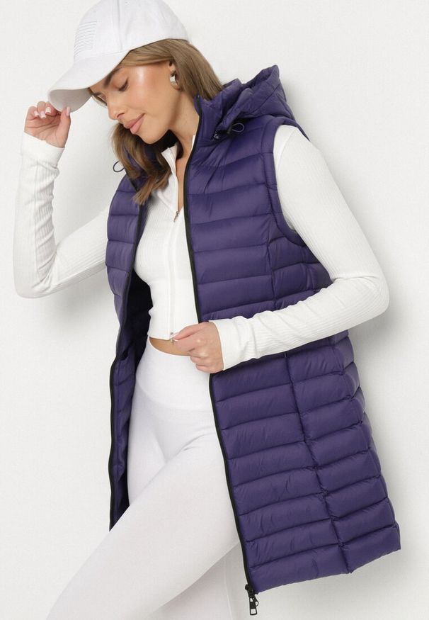 Born2be - Ciemnofioletowa Kamizelka Pikowana o Dłuższym Fasonie z Kapturem Vitilie. Okazja: na co dzień. Typ kołnierza: kaptur. Kolor: fioletowy. Materiał: jeans. Długość: długie. Styl: elegancki, casual