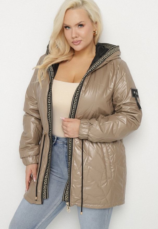 Born2be - Brązowa Kurtka Pikowana Parka z Nieodpinanym Kapturem Oferra. Kolekcja: plus size. Kolor: brązowy