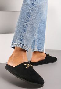Born2be - Czarne Klapki z Imitacji Zamszu i Klamerką Carva. Kolor: czarny. Materiał: zamsz. Styl: elegancki