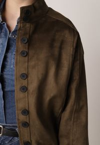 Born2be - Ciemnobeżowa Kurtka w Stylu Bomberki z Ozdobnymi Guzikami Polimi. Okazja: na co dzień. Kolor: beżowy. Materiał: jeans. Styl: casual #4