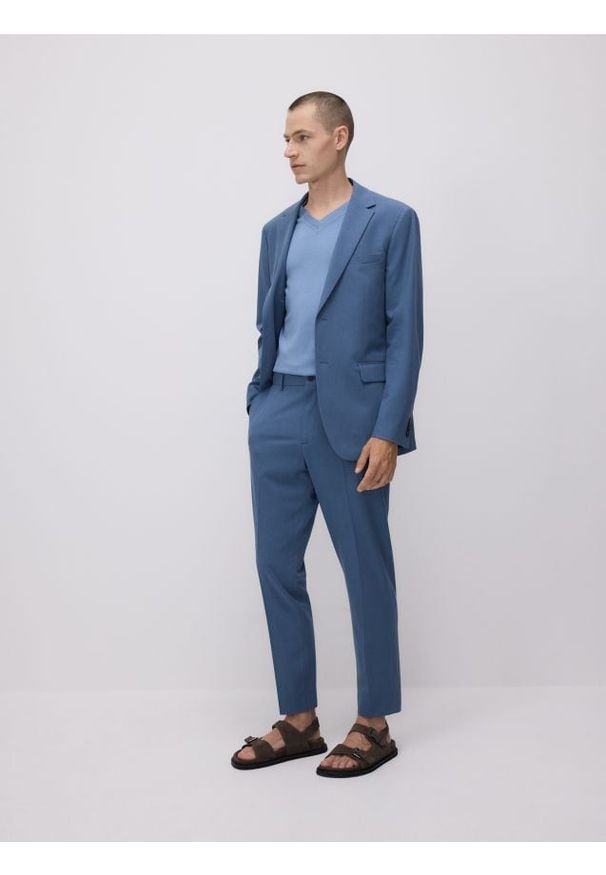 Reserved - Spodnie garniturowe z domieszką lnu - granatowy. Kolor: niebieski. Materiał: len