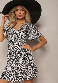 Renee - Czarno-Biała Rozkloszowana Sukienka Mini z Wiskozy Ozdobiona Hipnotyzującym Printem Aluraisa. Kolor: czarny. Materiał: wiskoza. Wzór: aplikacja, nadruk. Sezon: lato. Długość: mini