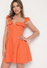 Born2be - Pomarańczowa Rozkloszowana Sukienka z Ozdobnym Dekoltem i Guzikami Salasesia. Okazja: na co dzień. Typ kołnierza: dekolt kwadratowy. Kolor: pomarańczowy. Styl: casual, elegancki #1