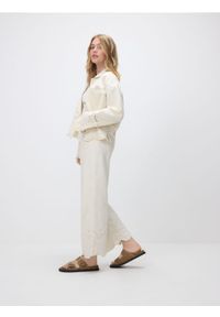 Reserved - Jeansy wide leg z ażurowym wzorem - kremowy. Kolor: kremowy. Materiał: jeans. Wzór: ażurowy