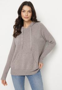 Born2be - Ciemnobrązowy Sweter z Kapturem i Kieszenią z Domieszką Kaszmiru Neriele. Okazja: na co dzień. Typ kołnierza: kaptur. Kolor: brązowy. Materiał: kaszmir. Wzór: aplikacja. Styl: casual #3