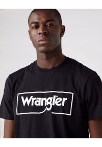 Wrangler - WRANGLER FRAME LOGO TEE MĘSKI T-SHIRT KOSZULKA LOGO NADRUK W70JD3100 112319290. Okazja: na co dzień. Materiał: bawełna, skóra. Wzór: nadruk. Styl: casual, elegancki, klasyczny #4