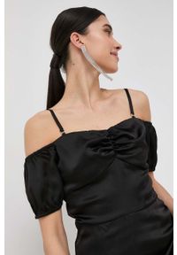 Guess sukienka kolor czarny mini prosta. Okazja: na co dzień. Kolor: czarny. Materiał: tkanina. Długość rękawa: na ramiączkach. Typ sukienki: proste. Styl: casual. Długość: mini #3