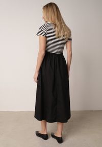 Born2be - Biało-Czarna Rozkloszowana Sukienka z Bawełny Imitująca Bluzkę w Paski i Spódnicę Chathusa. Okazja: na co dzień. Kolor: biały. Materiał: bawełna. Wzór: paski. Sezon: lato. Typ sukienki: rozkloszowane, proste. Styl: casual, klasyczny #6