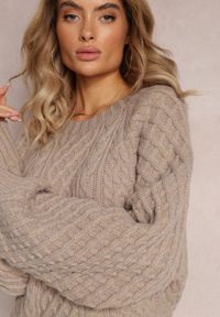 Renee - Ciemnobeżowy Długi Sweter Ozdobiony Drobnym Splotem Killoe. Kolor: beżowy. Materiał: jeans. Długość: długie. Wzór: aplikacja, ze splotem