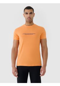 4f - 4F T-shirt regular z nadrukiem męski - pomarańczowy XXL. Okazja: na co dzień. Kolor: pomarańczowy. Materiał: bawełna, jersey, dzianina. Długość rękawa: krótki rękaw. Długość: krótkie. Wzór: nadruk. Styl: sportowy, klasyczny, casual