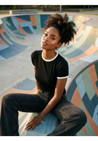 Sinsay - Prążkowana koszulka basic z kontrastową lamówką i domieszką wiskozy - czarny. Kolor: czarny. Materiał: prążkowany, wiskoza #1