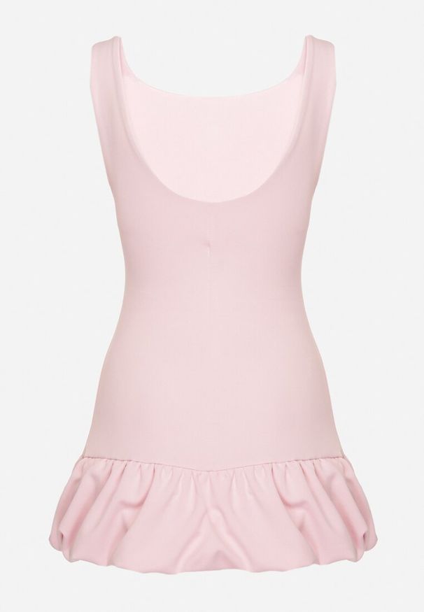 Born2be - Jasnoróżowy Taliowany Kombinezon Ozdobiony Falbanką Semiriela. Okazja: na co dzień. Kolor: różowy. Wzór: aplikacja. Styl: casual, klasyczny