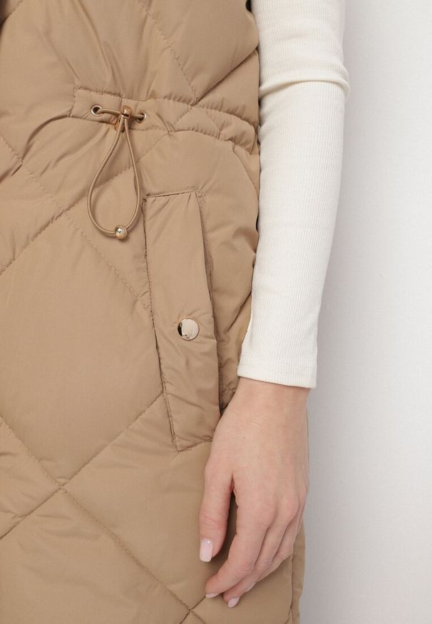 Born2be - Ciemnobeżowa Pikowana Kamizelka o Długim Kroju ze Stójką i Kieszeniami Avatheia. Okazja: na co dzień. Typ kołnierza: kołnierzyk stójkowy. Kolor: beżowy. Materiał: jeans. Długość: długie. Wzór: aplikacja. Styl: casual, klasyczny, elegancki