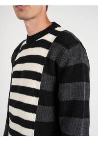 Les Hommes Sweter | LLK113-654U | Wool Stripes Round Neck Jumper | Mężczyzna | Czarny, Biały, Szary. Okazja: na co dzień. Kolor: biały, wielokolorowy, czarny, szary. Materiał: wełna, poliamid. Wzór: aplikacja. Styl: casual #6