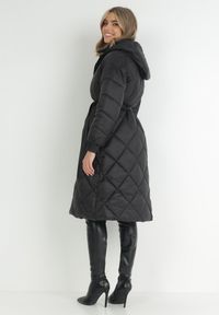 Born2be - Czarna Kurtka za Kolano Pikowana z Wiązanym Paskiem Claze. Kolor: czarny. Materiał: materiał. Sezon: zima #7