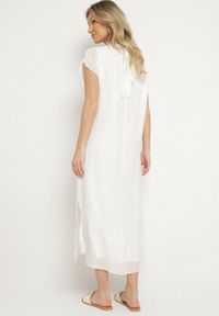 Born2be - Biała Sukienka Pudełkowa Ozdobiona Wiązaniem Napelira. Okazja: na co dzień. Kolor: biały. Materiał: jeans. Wzór: aplikacja. Styl: klasyczny, casual, elegancki #2