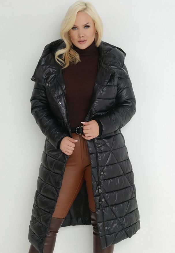 Born2be - Czarna Kurtka Pikowana z Wiązanym Paskiem Sinee. Kolekcja: plus size. Kolor: czarny. Materiał: materiał, tkanina. Styl: klasyczny