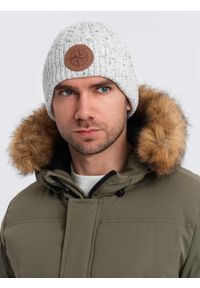 Ombre Clothing - Czapka beanie męska z okrągłą tłoczoną naszywką – złamana biel V3. Materiał: akryl, poliester, wełna. Wzór: aplikacja. Styl: casual
