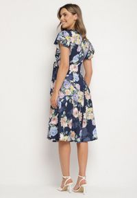 Born2be - Niebieska Kwiatowa Sukienka z Kopertowym Dekoltem Atorina. Okazja: na co dzień, na spotkanie biznesowe, do pracy. Typ kołnierza: dekolt kopertowy. Kolor: niebieski. Wzór: kwiaty. Typ sukienki: kopertowe. Styl: casual, biznesowy #3