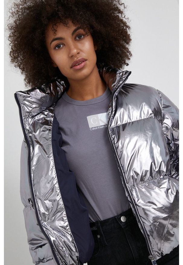 TOMMY HILFIGER - Tommy Hilfiger Kurtka puchowa damska kolor srebrny zimowa. Okazja: na co dzień. Kolor: srebrny. Materiał: puch. Wzór: gładki. Sezon: zima. Styl: casual